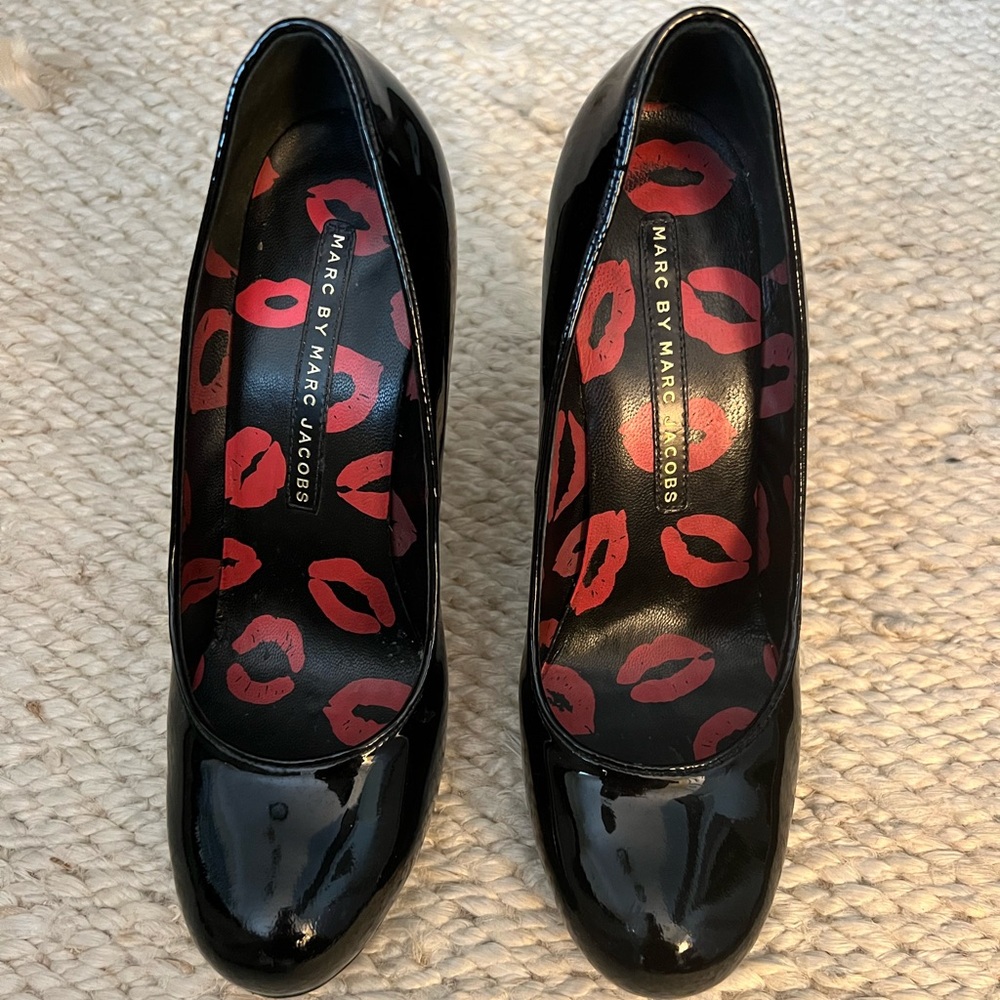 Marc Jacobs patent black leather heels